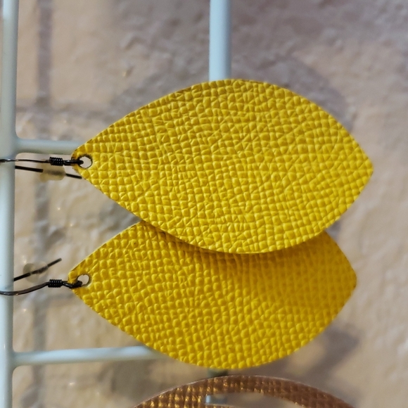 Leather earrings - Picture 6 of 8